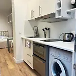 Eiffel Tower Studio With Patio