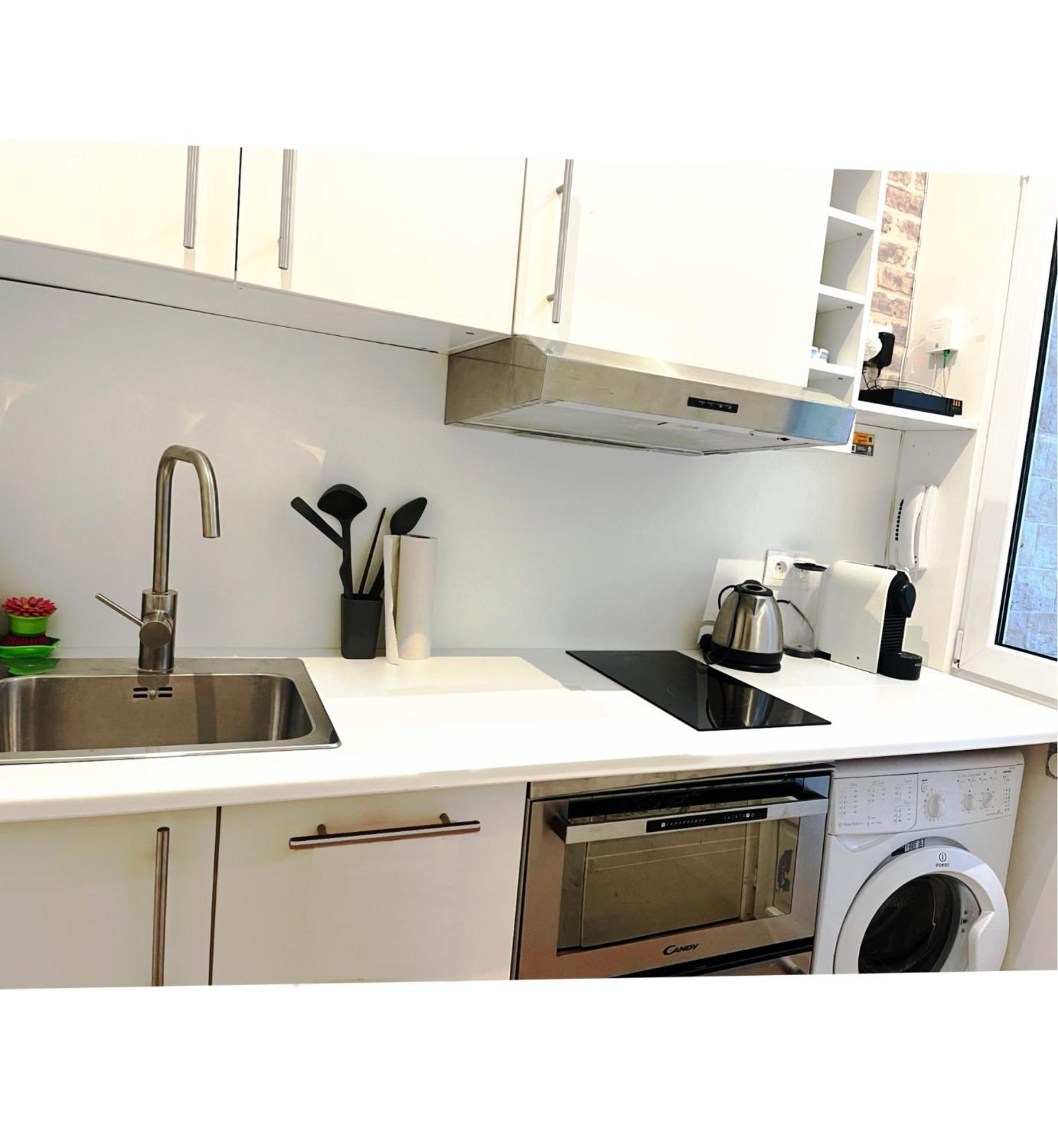 Eiffel Tower With Patio *