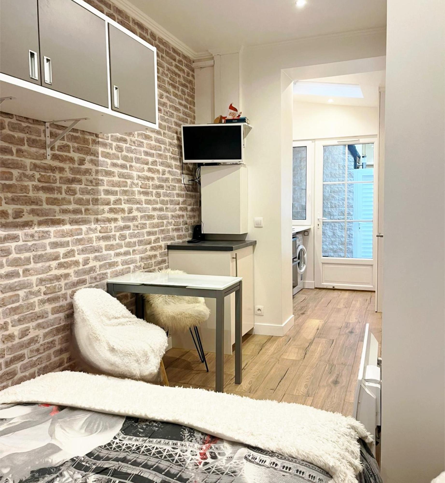 Eiffel Tower With Patio Apartment Paris